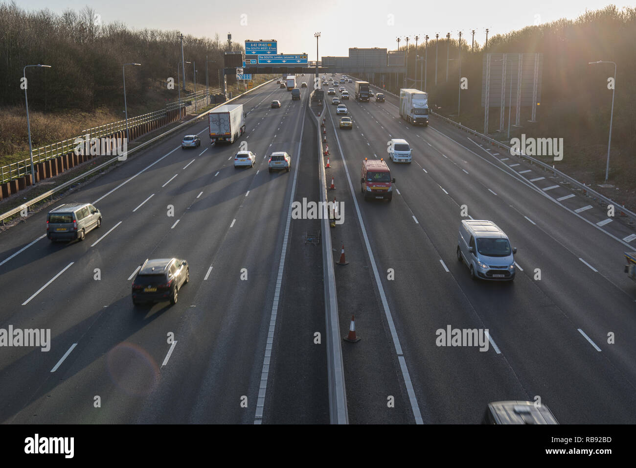 Le trafic sur l'autoroute M1 à la scène de l'accident d'Kegworth, comme un service a été organisée pour marquer le 30e anniversaire de la catastrophe. Banque D'Images