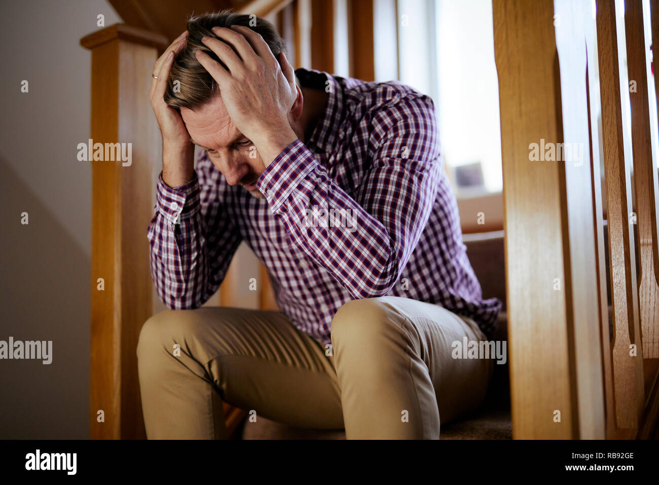 Homme assis sur des escaliers thoughtful Banque D'Images
