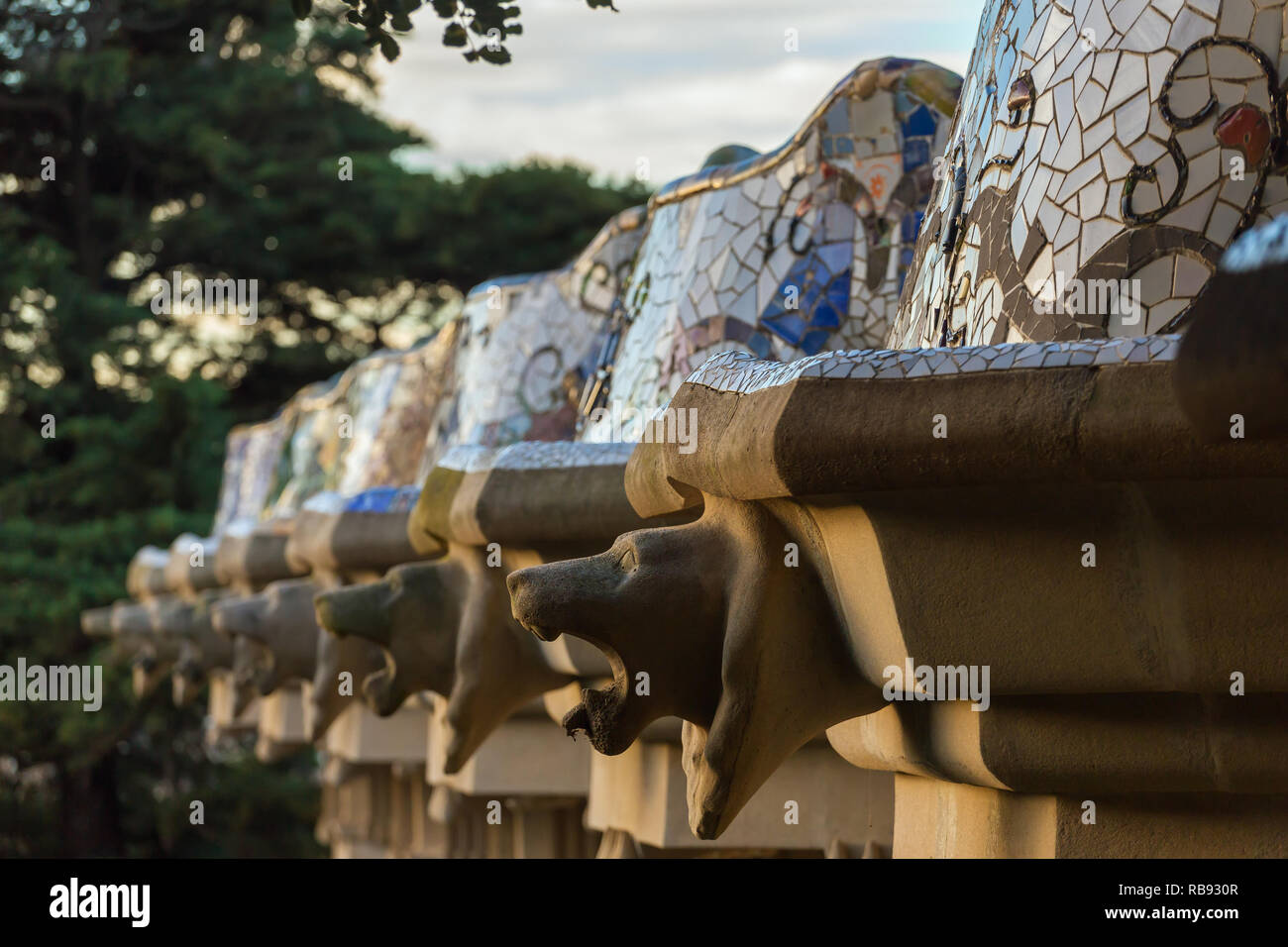 Détail architectural de la célèbre banc coloré dans le Parc Guell conçu par Antoni Gaudi à Barcelone, Espagne. Banque D'Images