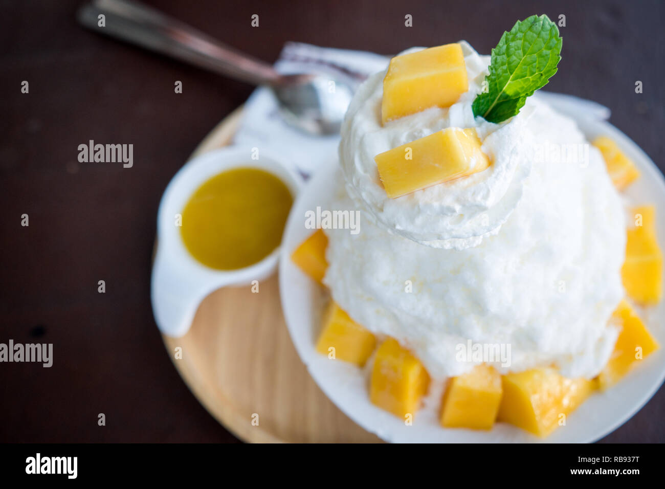 Verser la sauce mangue mangue bingsu dessert la corée Banque D'Images