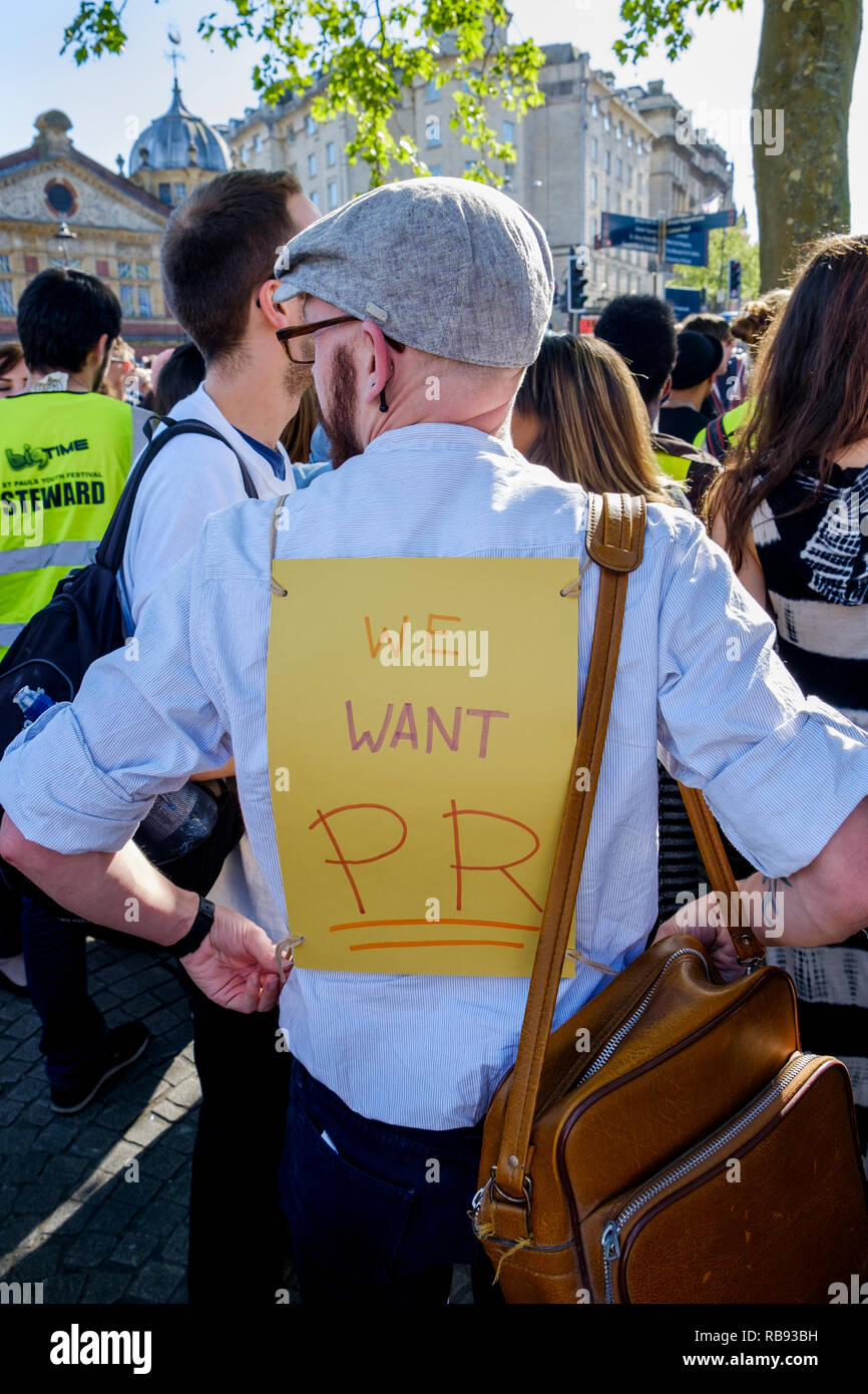 13 mai, 2015. Un manifestant portant un signe de représentation proportionnelle est illustré en prenant part à une manifestation anti-austérité à Bristol. Banque D'Images