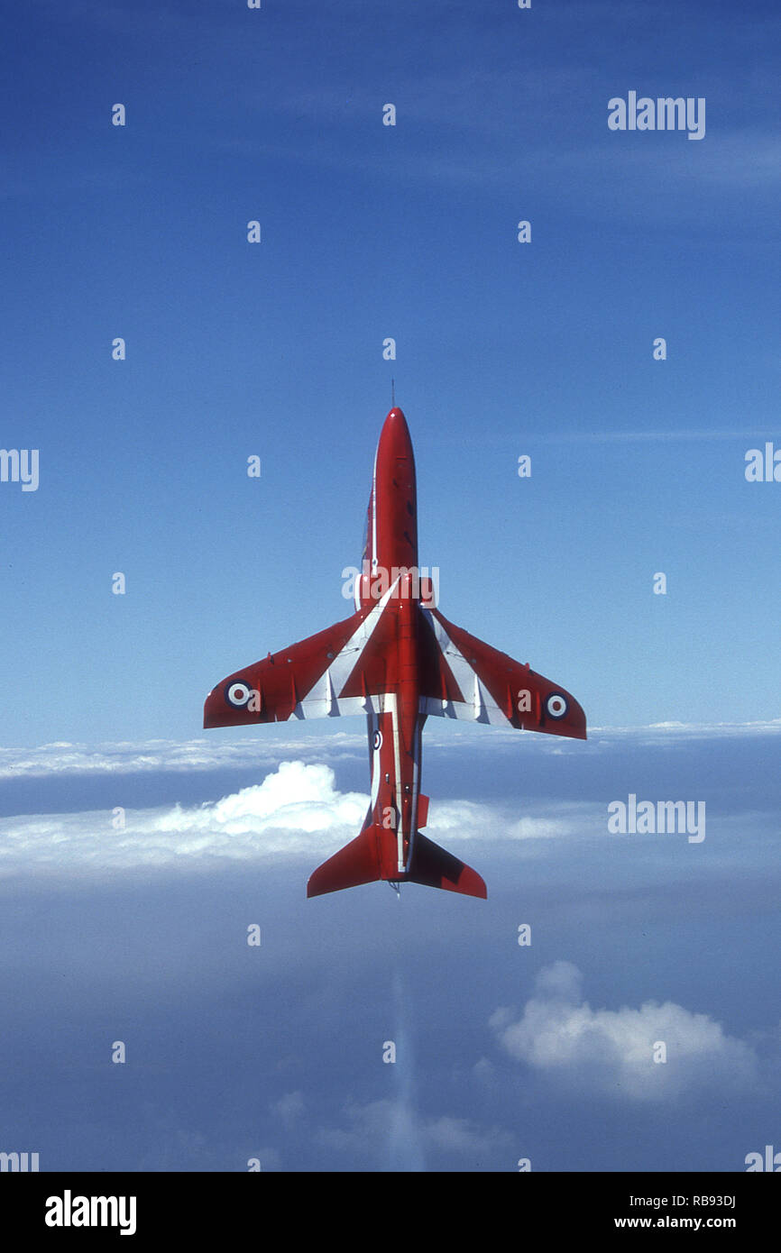 La hausse ! - HAWK T1 DE LA ROYAL AIR FORCE FLÈCHES ROUGE l'équipe de démonstration de la voltige. Banque D'Images