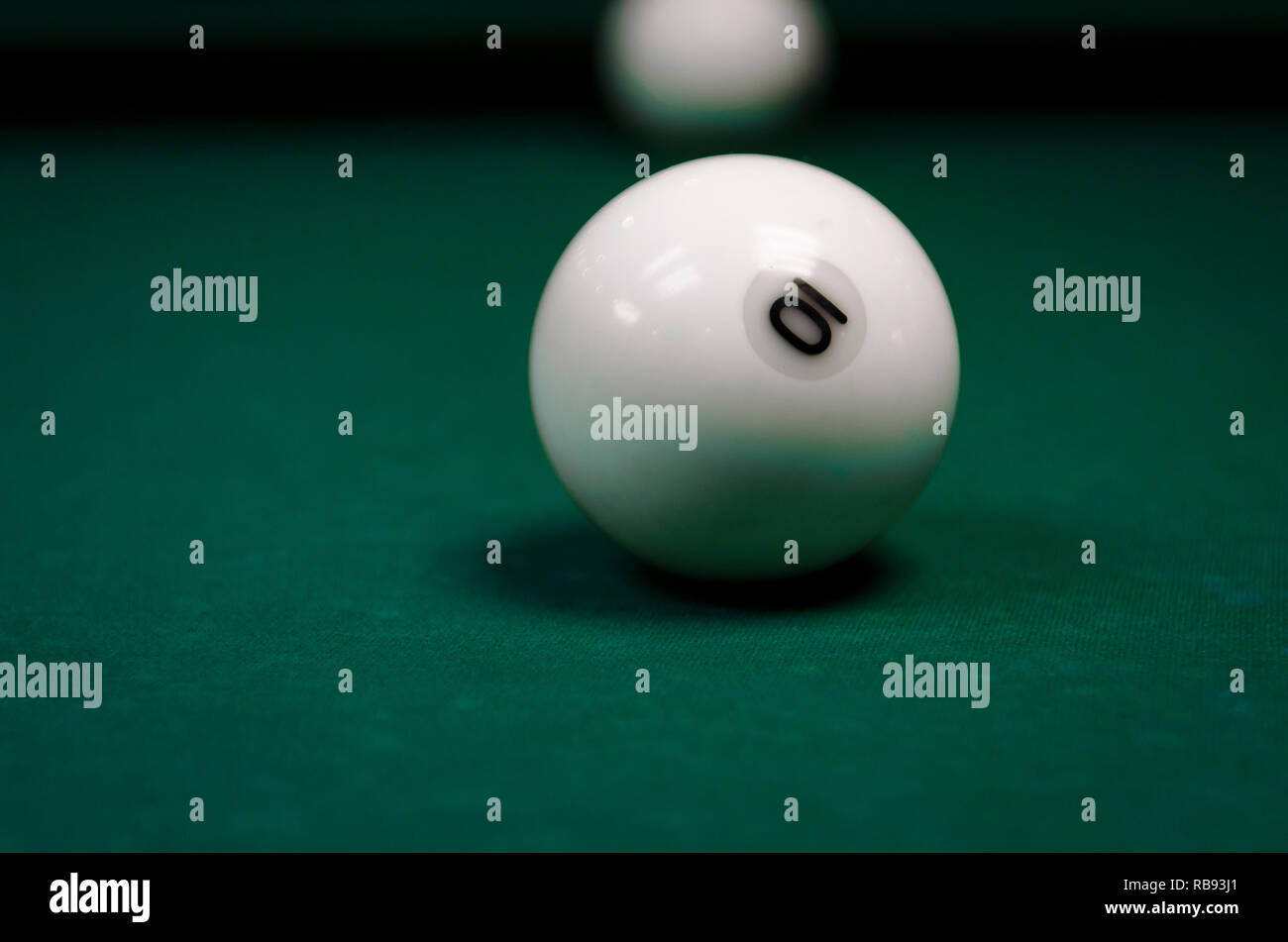 Boules de billard blanc couverts sur une table avec une toile verte. Ball 10 Banque D'Images