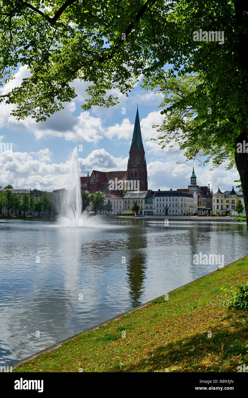 Schwerin avec cathédrale et lac Pfaffenteich, Allemagne Banque D'Images