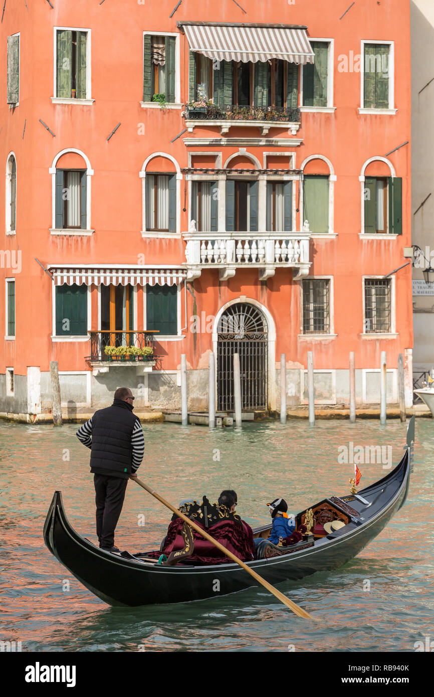 Venise, Italie - 20 mars 2018 : gondolier vénitien équitation les touristes en gondole à Grand Canal à Venise. Banque D'Images