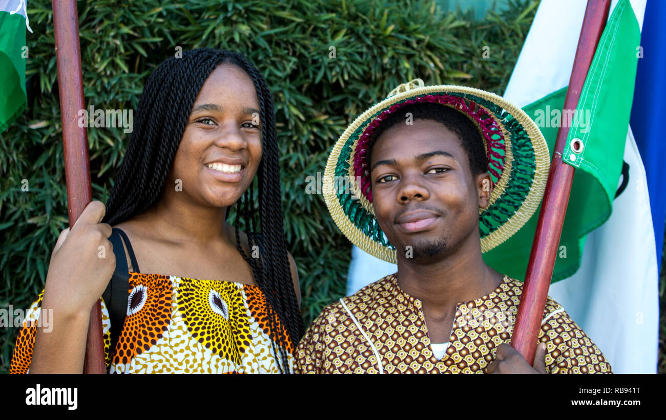 Un beau portrait de deux étudiants en vêtements traditionnels posant pour l'appareil photo Banque D'Images
