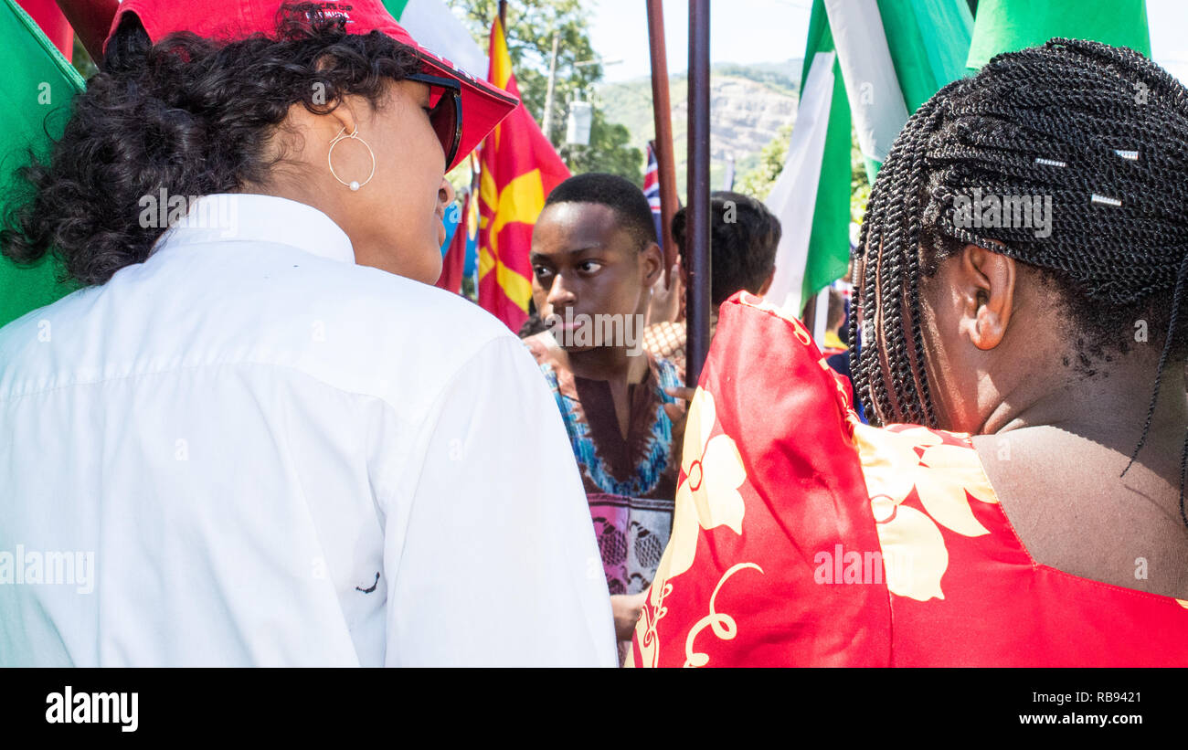 Un beau portrait d'un garçon traditionnels africains participant au défilé Banque D'Images
