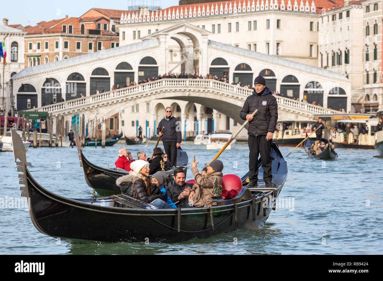 Venise, Italie - 20 mars 2018 : gondolier vénitien équitation les touristes en gondole à Grand Canal avec le pont du Rialto à l'arrière-plan Banque D'Images