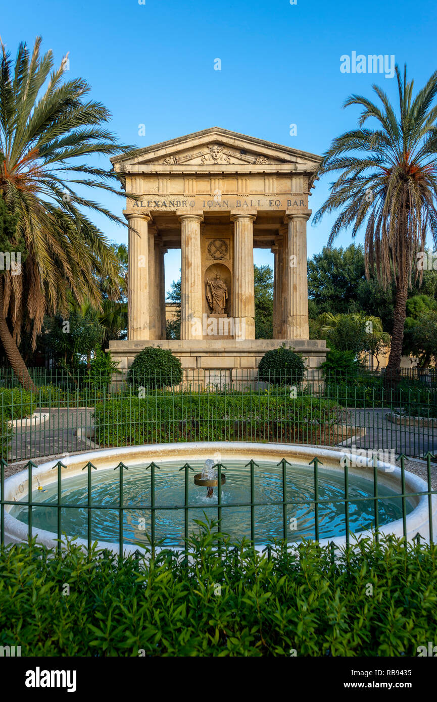 Temple dorique commémorant Sir Alexander Ball en bas Jardins Barrakka, La Valette, Malte Banque D'Images