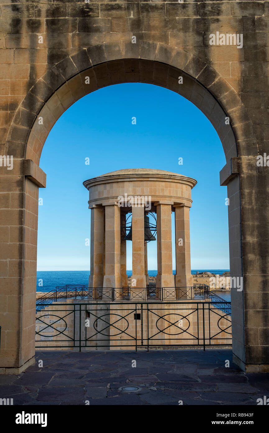 Le siège Bell Memorial Tower viewd à travers les arches de la partie inférieure des jardins Barrakka, La Valette, Malte Banque D'Images