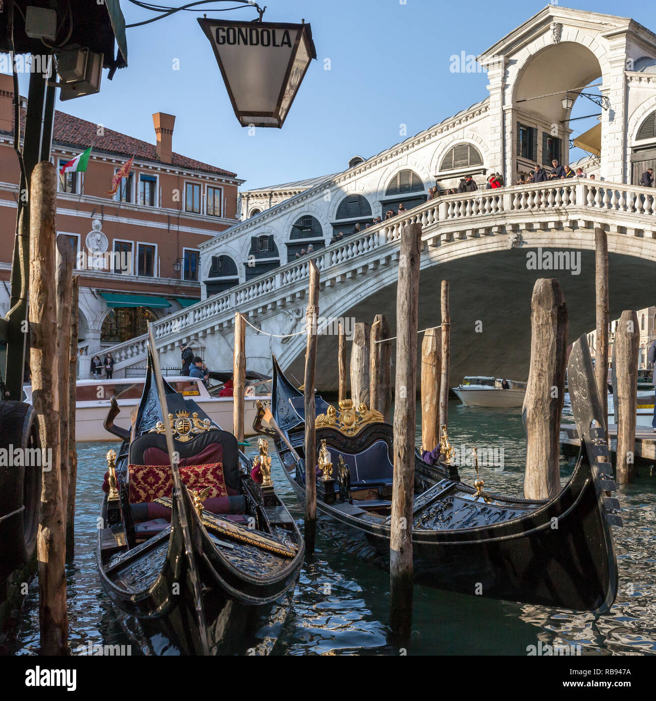 Venise, Italie - 21 mars 2018 : parking télécabine à proximité du célèbre pont Realto sur un Grand Canal à Venise avec le Servizio Gondole sign Banque D'Images