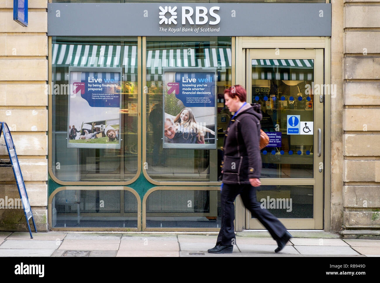 Les consommateurs sont représentés en passant devant une succursale de la rue haute de la Royal Bank of Scotland, la banque RBS à Bath, England, UK Banque D'Images