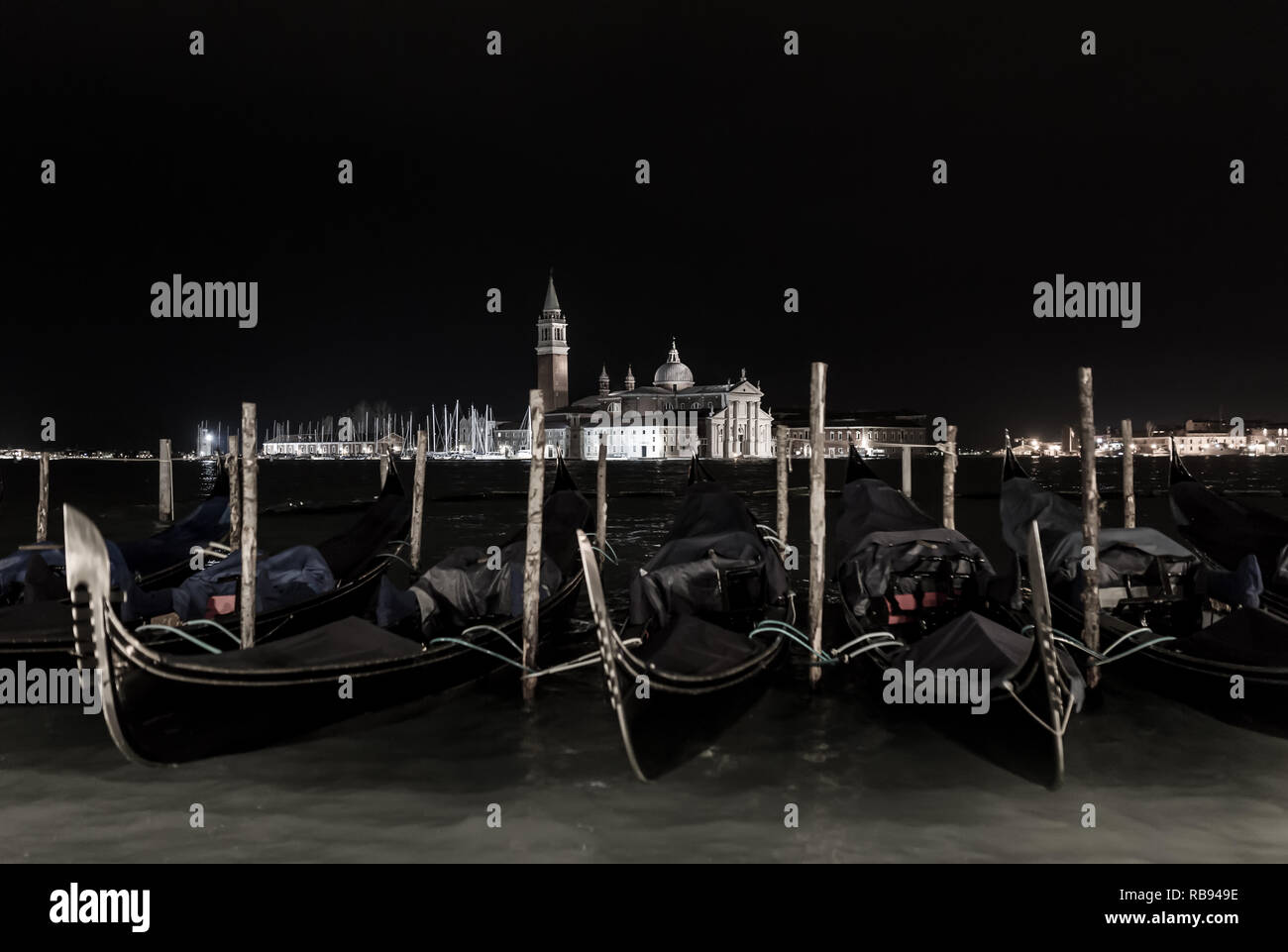L'église San Giorgio Maggiore et les gondoles de nuit à Venise, Italie. Banque D'Images