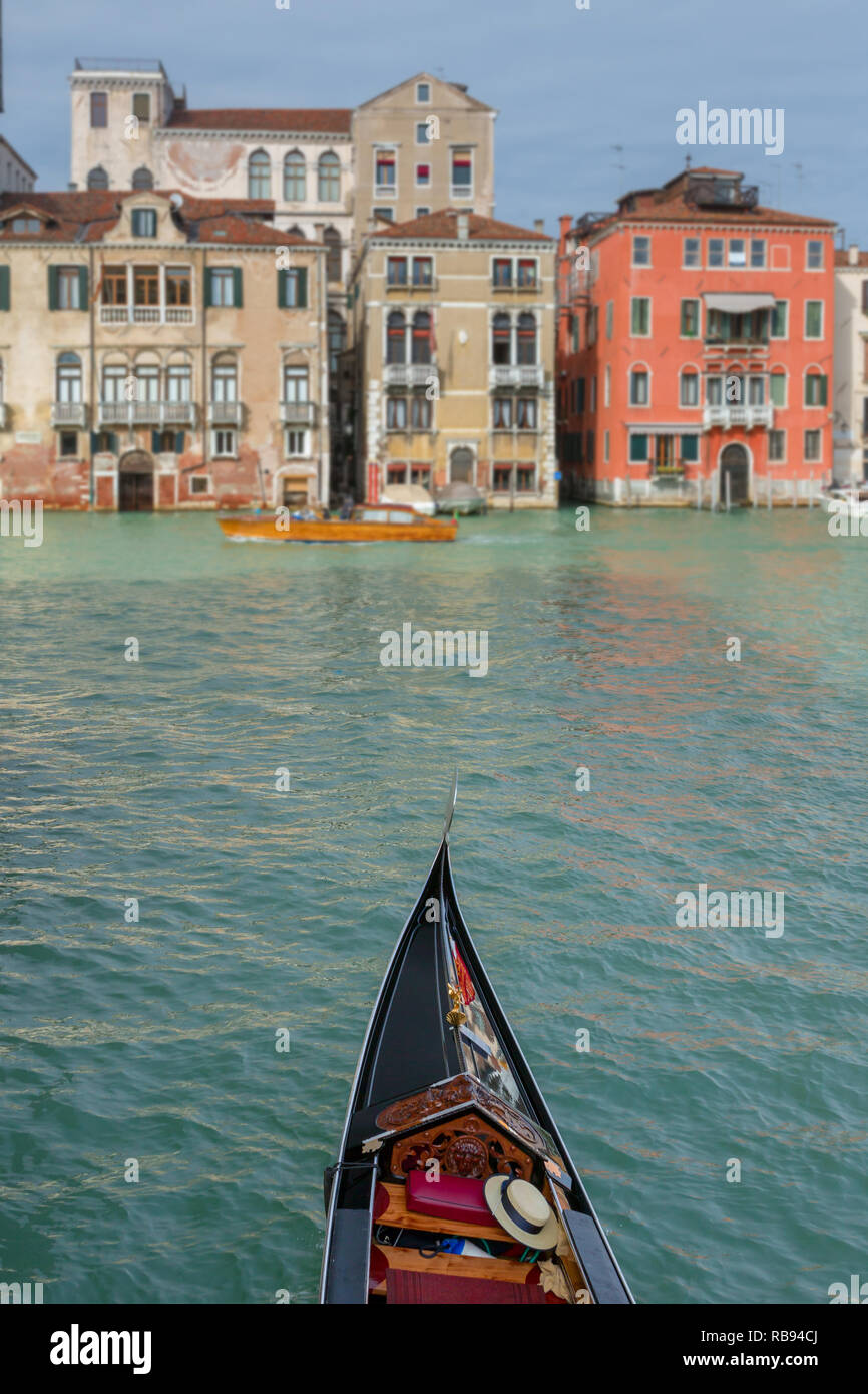 Gondole vénitienne traditionnelle sur le côté canal in Venice, Italie Banque D'Images