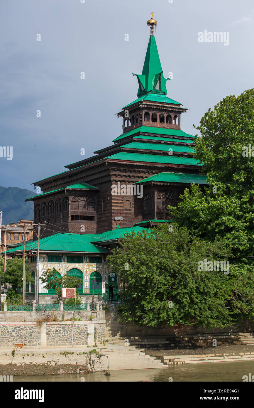 Vue de la rivière de l'e-Shah Hamdan mosquée à Srinagar, Jammu-et-Cachemire, en Inde. Banque D'Images