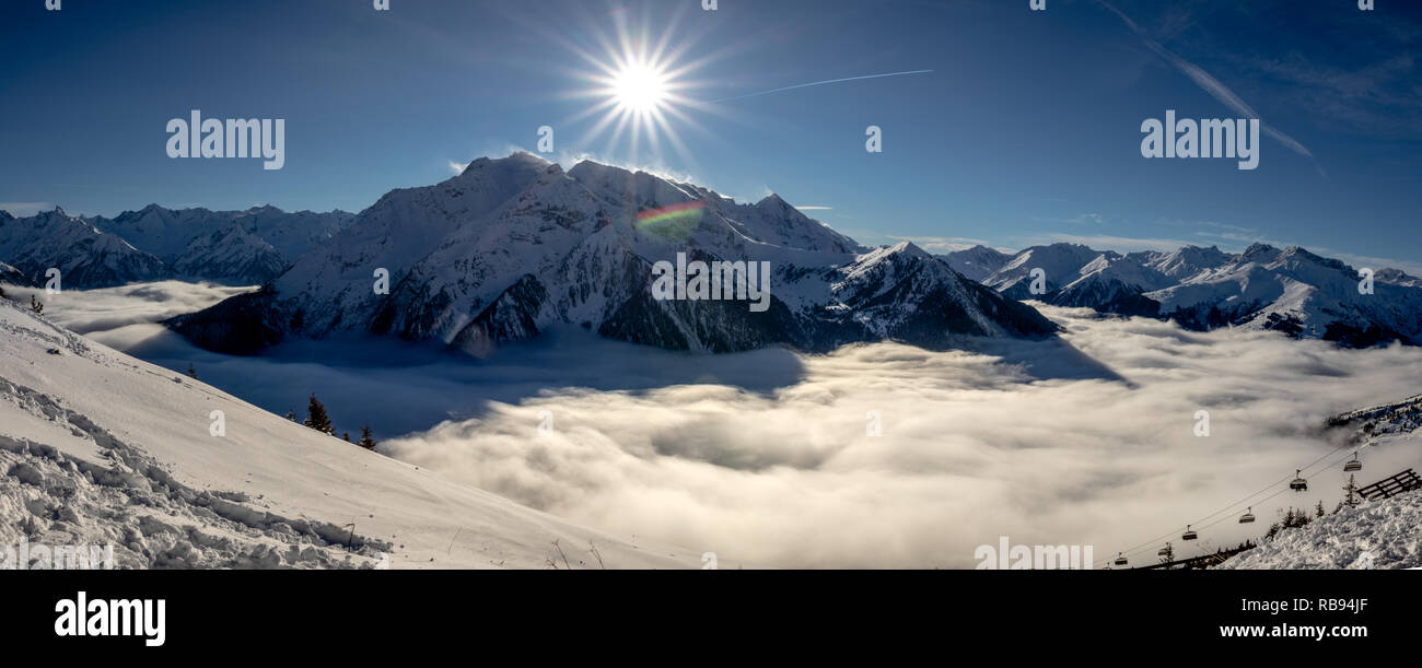 Winterpanorama über den Wolken bei strahlendem Sonnenschein Banque D'Images