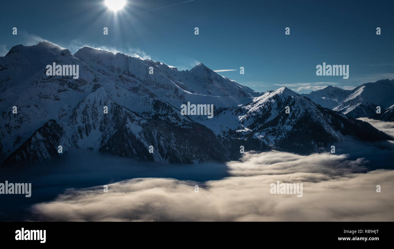 Winterpanorama über den Wolken bei strahlendem Sonnenschein Banque D'Images