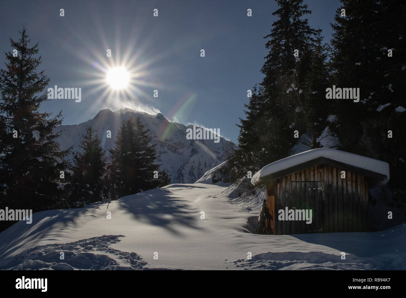 Winterpanorama über den Wolken bei strahlendem Sonnenschein Banque D'Images