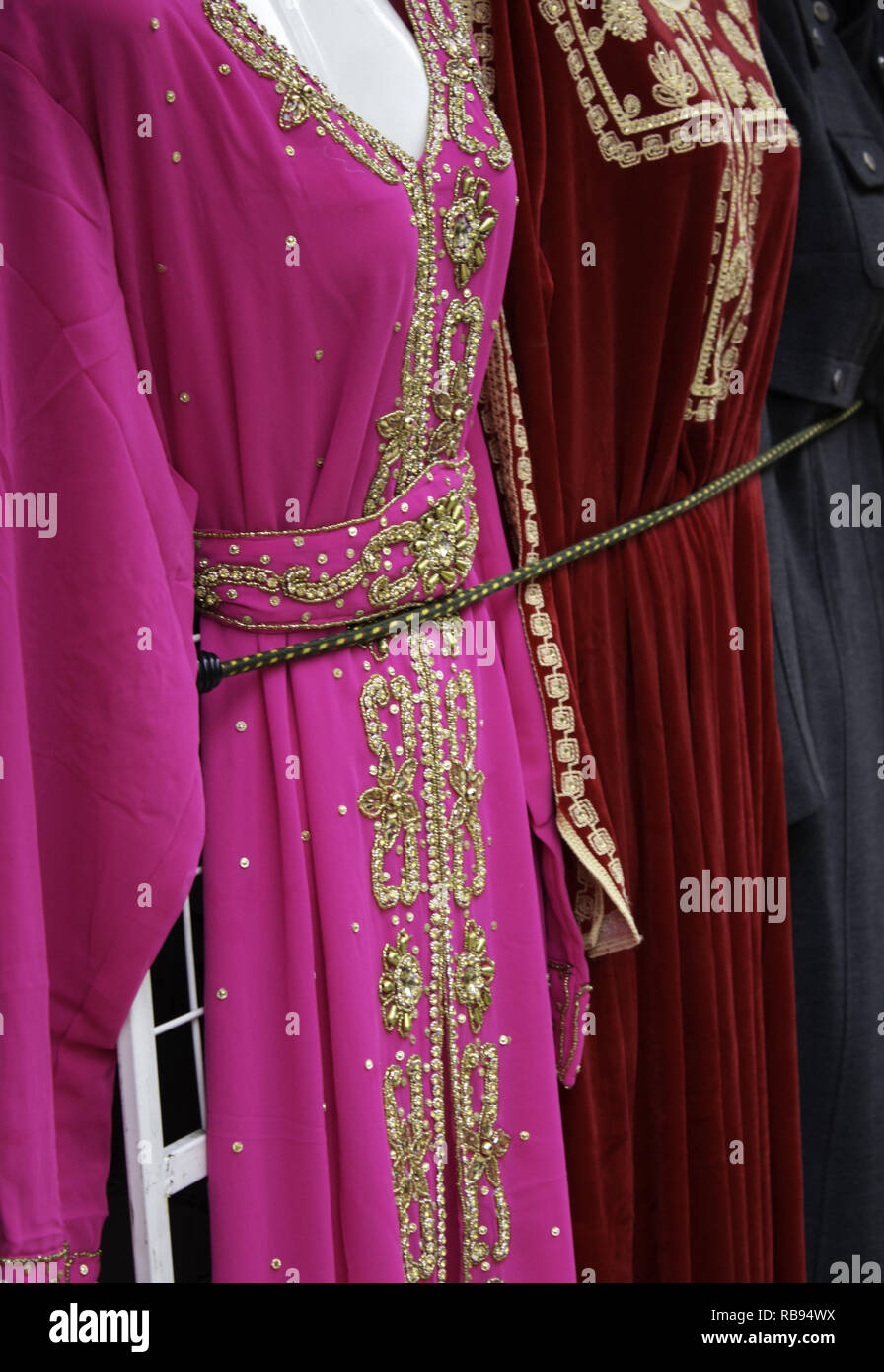Robes femme arabe en magasin, tissus typiques Banque D'Images