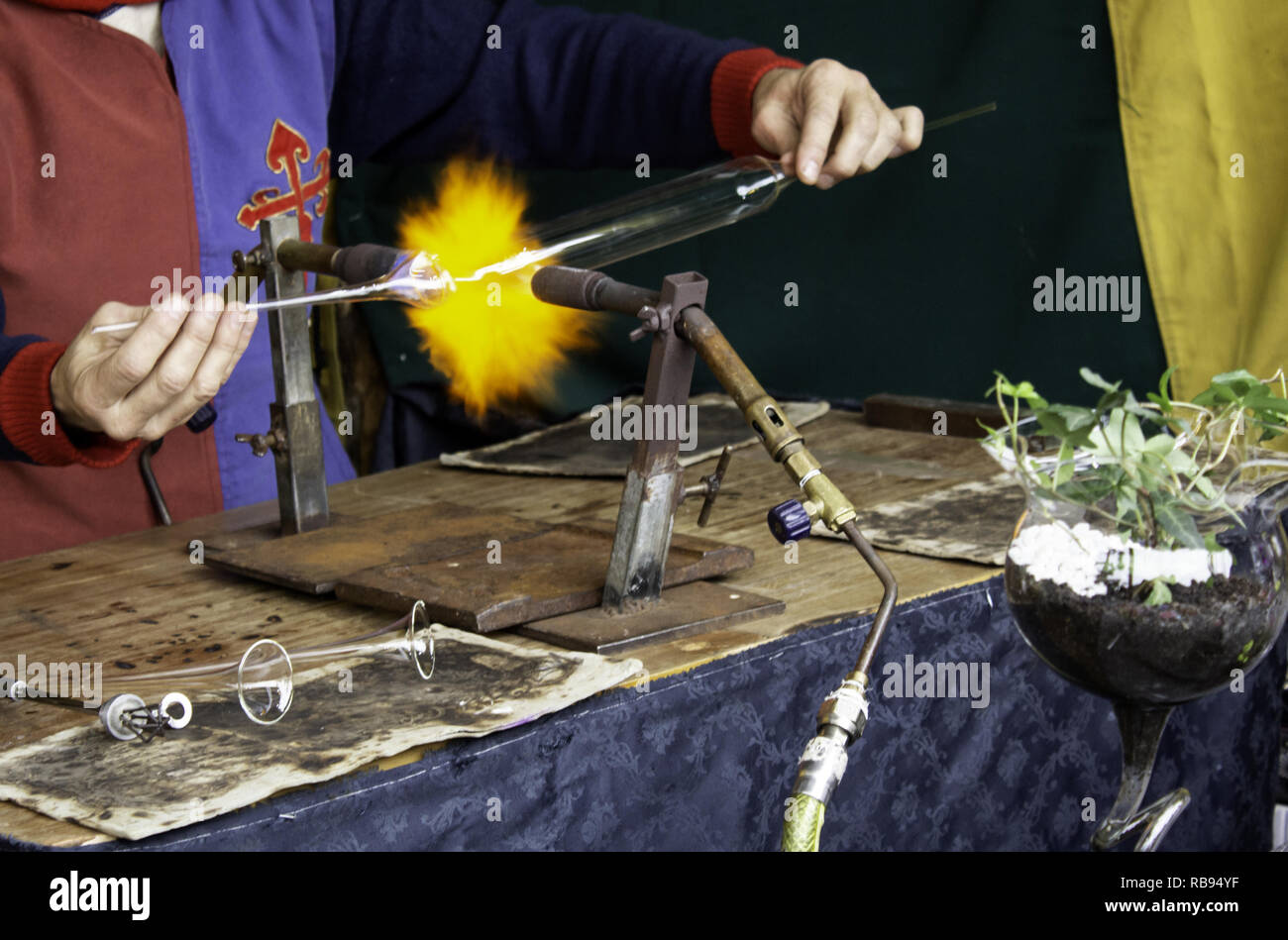 Travail du verre avec du feu, de l'artisanat et la fabrication Banque D'Images