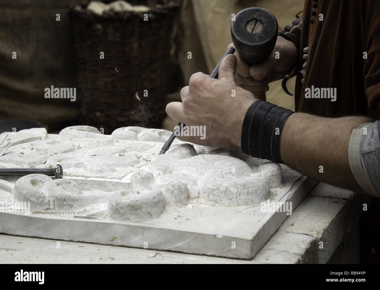 Pierre à sculpter de manière traditionnelle, l'artisanat, d'élaborer le détail stone Banque D'Images