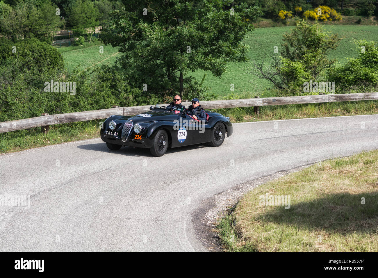 JAGUAR XK 120 1950 OTS sur une vieille voiture de course en rallye Mille Miglia 2018 la célèbre