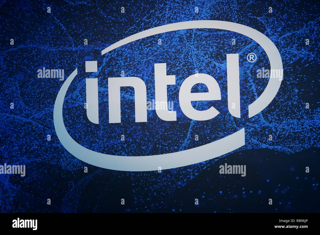 Las Vegas, USA. 05Th Jan, 2019. Un logo de la puce Intel groupe au salon de l'électronique 2019 de la SCÉ. Intel a lancé une offensive de grande envergure pour conquérir le marché 5G à l'électronique salon CES. L'initiative met moins l'accent sur l'équipement des smartphones avec 5G-compatible de jetons que des données sur l'infrastructure technique du réseau. À Las Vegas, la société américaine a présenté une nouvelle puce famille avec le nom de code Snow Ridge, qui est d'être utilisé sur des stations radio mobiles. Credit : Christoph Dernbach/dpa/Alamy Live News Banque D'Images