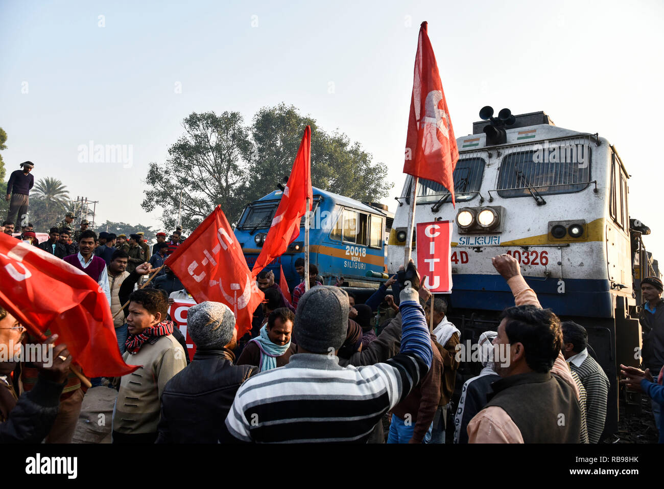 Centre des syndicats indiens (CITU) grève nationale. Guwahati, Assam, Inde. Jan 8, 2019. Des militants du Centre des syndicats indiens (CITU), qui est politiquement alignés avec le Parti communiste d'Inde (marxiste), bloc de train à la gare de Guwahati pendant une grève nationale à Guwahati, près de 200 millions de travailleurs indiens sont allés sur une grève nationale de deux jours le 8 janvier pour protester contre la "politique du travail" du Premier Ministre du gouvernement de Narendra Modi, déclenchant la violence sporadique dans certaines villes. PHOTO : DAVID TALUKDAR. Crédit : David Talukdar/Alamy Live News Banque D'Images