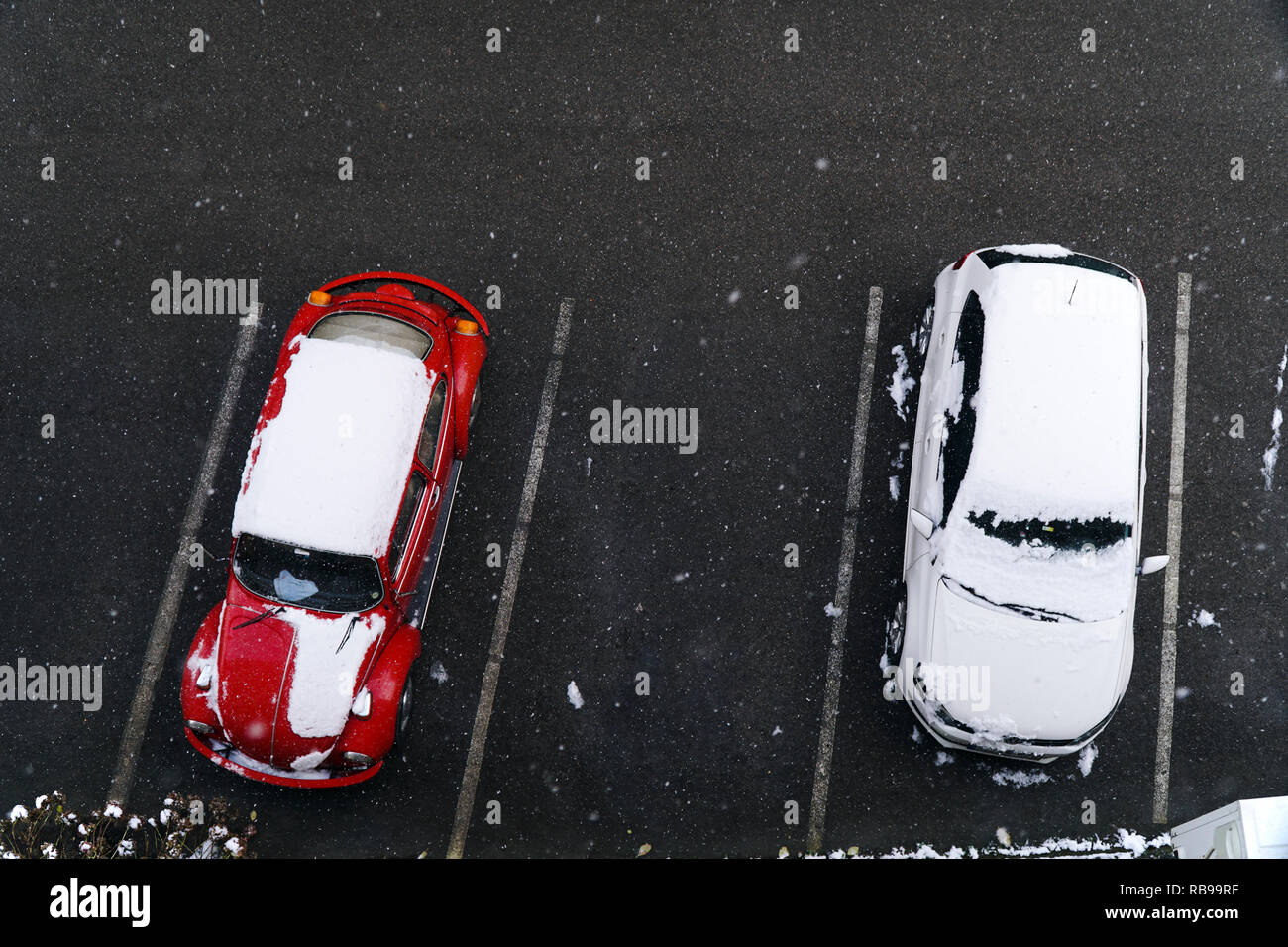 Istanbul, Turquie - 8 janvier 2019 : une orange et une coccinelle Volkswagen Volkswagen Polo blanc à partir de la vue ci-dessus. Il y a de la neige sur la voiture et il neige trop. Banque D'Images