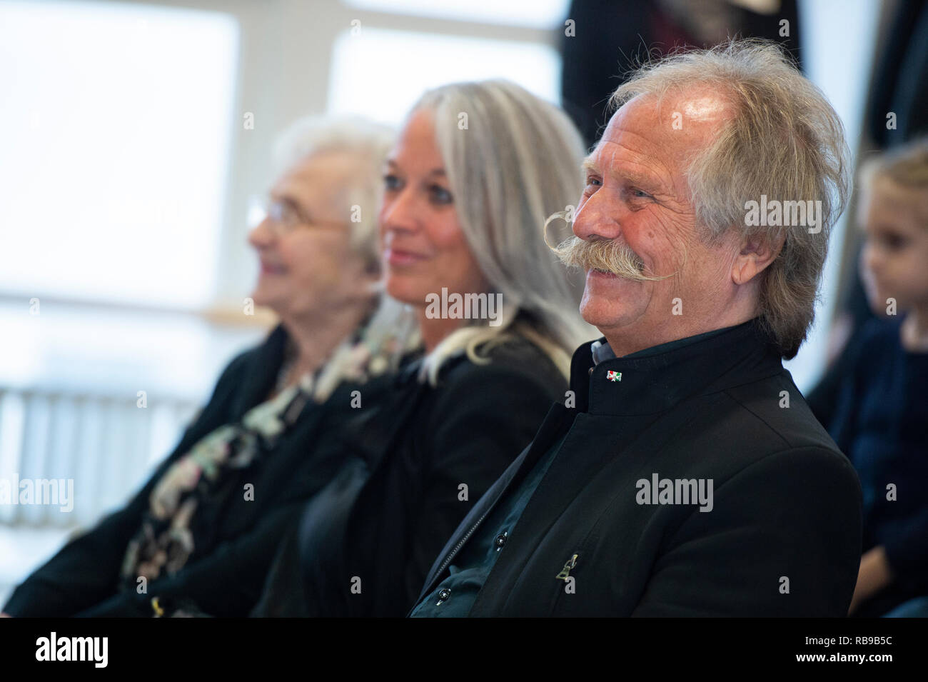 08 janvier 2019, Berlin, Düsseldorf : Henning Krautmacher (r-l), chanteur du groupe Höhner, est assis avec sa femme Anke et sa mère Susanne dans la chancellerie d'État, le discours du Premier Ministre Laschet (CDU). Krautmacher reçoit la Croix Fédérale du Mérite pour son engagement social. Photo : Christophe Gateau/dpa Banque D'Images