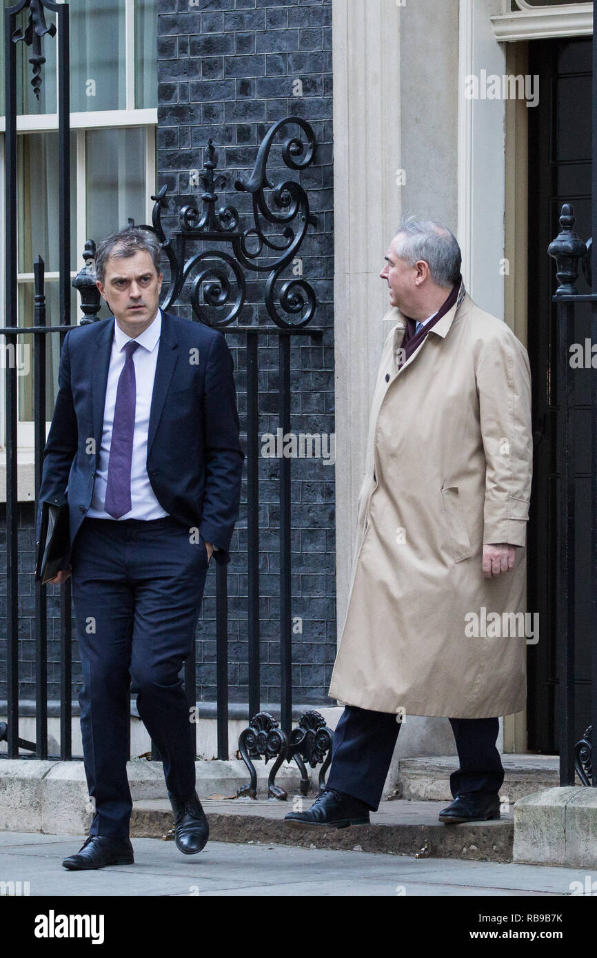 Londres, Royaume-Uni. 8 janvier, 2019. Julian Smith MP, whip en chef, et Geoffrey Cox QC MP, Procureur Général, laisser 10 Downing Street après la première réunion du Cabinet depuis les vacances de Noël. Credit : Mark Kerrison/Alamy Live News Banque D'Images