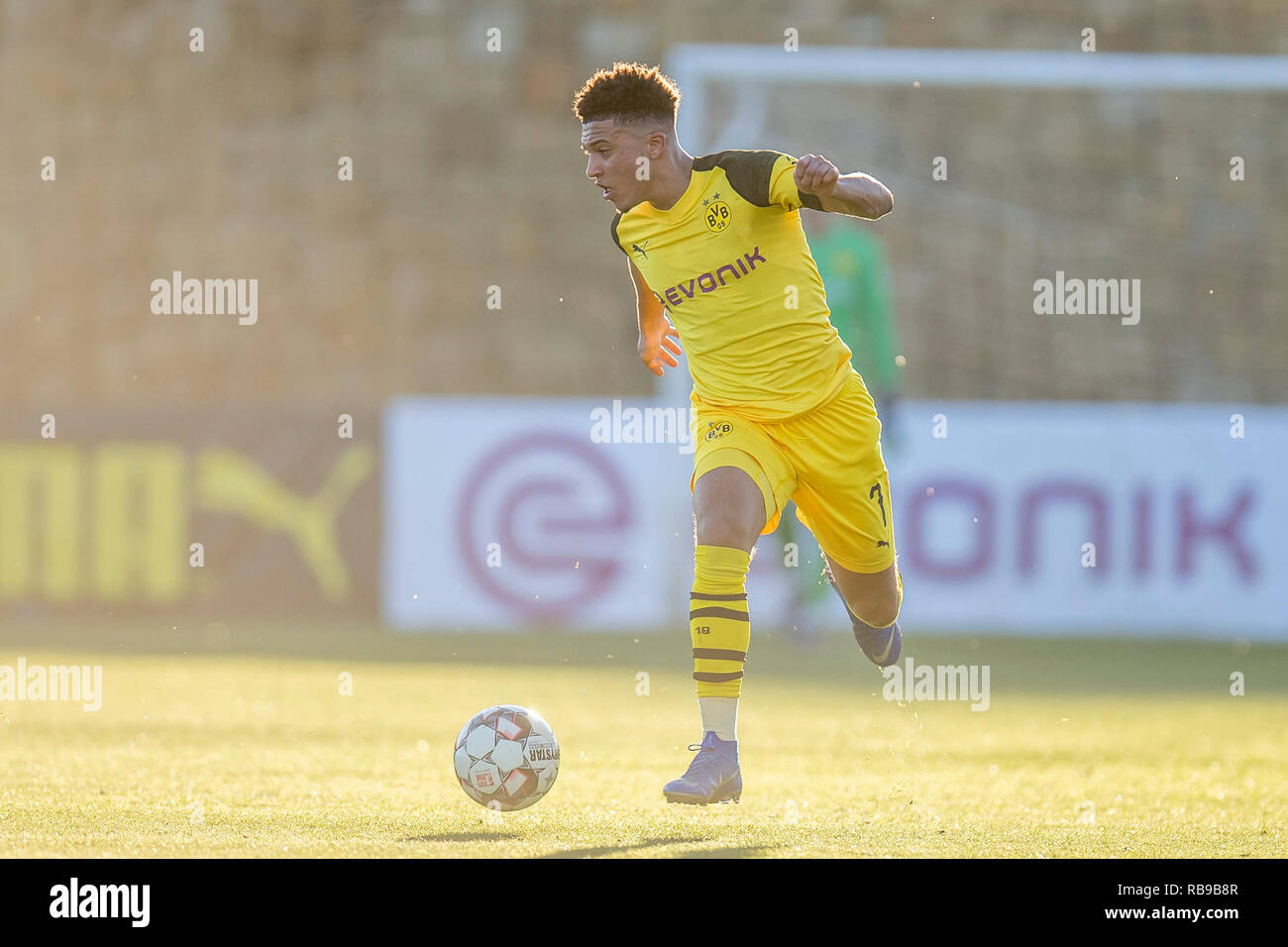 07 janvier 2019, l'Espagne, Marbella : Soccer : Test matches, Camp d'entraînement d'hiver 2019 BVB Borussia Dortmund, Fortuna Düsseldorf - à l''Marbella' Centre de football. Dortmund's Jadon, Sancho s'exécute avec la balle sur son pied. Photo : David Inderlied/dpa Banque D'Images