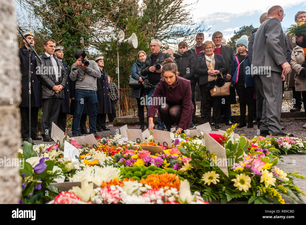 Bantry, West Cork, Irlande. 8 janvier 2019. À l'occasion du 40ème anniversaire de la catastrophe de Whiddy Island, dans laquelle le pétrolier français Betelgeuse a explosé tuant 50 personnes, une foule énorme a assisté aux formalités à Abbey Graveyard, Bantry. Un parent jette une couronne au mémorial. Crédit: AG News/Alay Live News. Banque D'Images