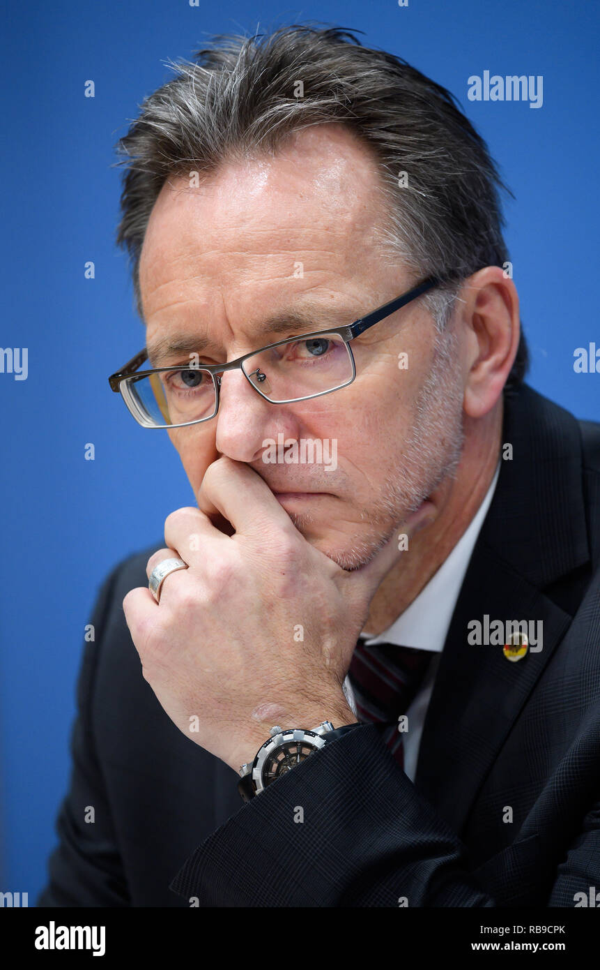 Berlin, Allemagne. 05Th Jan, 2019. Holger Münch, Président de l'Office fédéral de la police criminelle (BKA), des commentaires lors d'une conférence de presse sur l'important vol de données d'environ 1000 hommes politiques et de célébrités. Après l'attaque en ligne, le gouvernement fédéral veut tirer les conséquences et d'améliorer la cybersécurité. Crédit : Bernd von Jutrczenka/dpa/Alamy Live News Banque D'Images