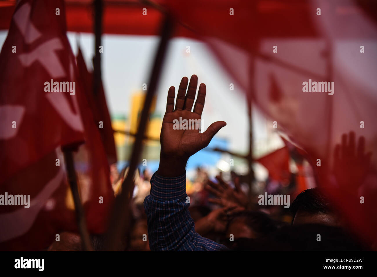 Mumbai, Inde. 8 janvier, 2019. Rassemblement de manifestants à Mumbai, Inde, le 8 janvier 2019. Une grève nationale de deux jours appelé par Centrales Syndicales (UTM) a commencé mardi en Inde pour protester contre la prétendue politique anti-ouvrière et unilatérale des réformes du travail. Credit : Stringer/Xinhua/Alamy Live News Banque D'Images