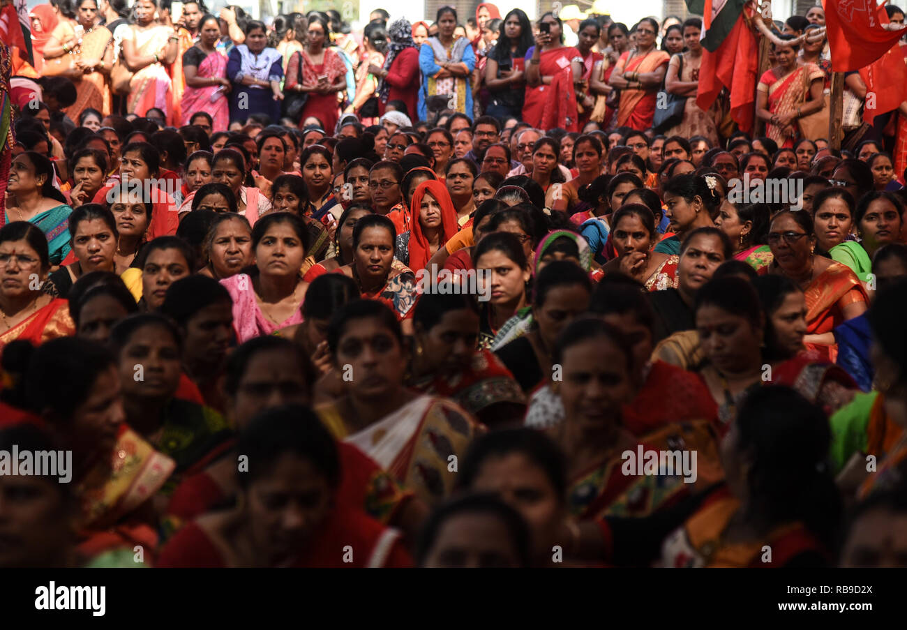 Mumbai, Inde. 8 janvier, 2019. Rassemblement de manifestants à Mumbai, Inde, le 8 janvier 2019. Une grève nationale de deux jours appelé par Centrales Syndicales (UTM) a commencé mardi en Inde pour protester contre la prétendue politique anti-ouvrière et unilatérale des réformes du travail. Credit : Stringer/Xinhua/Alamy Live News Banque D'Images