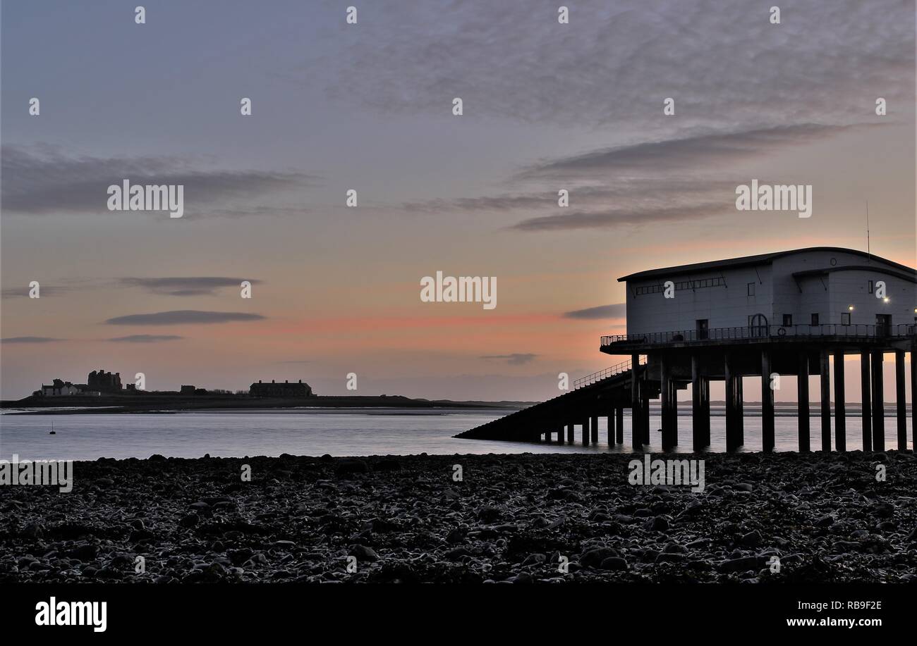 La côte de Cumbria UK, Coucher de Roa Island, vue vers la station de sauvetage de l'île de Roa et l'île de Piel péninsule de furness cumbria rampside uk. Banque D'Images