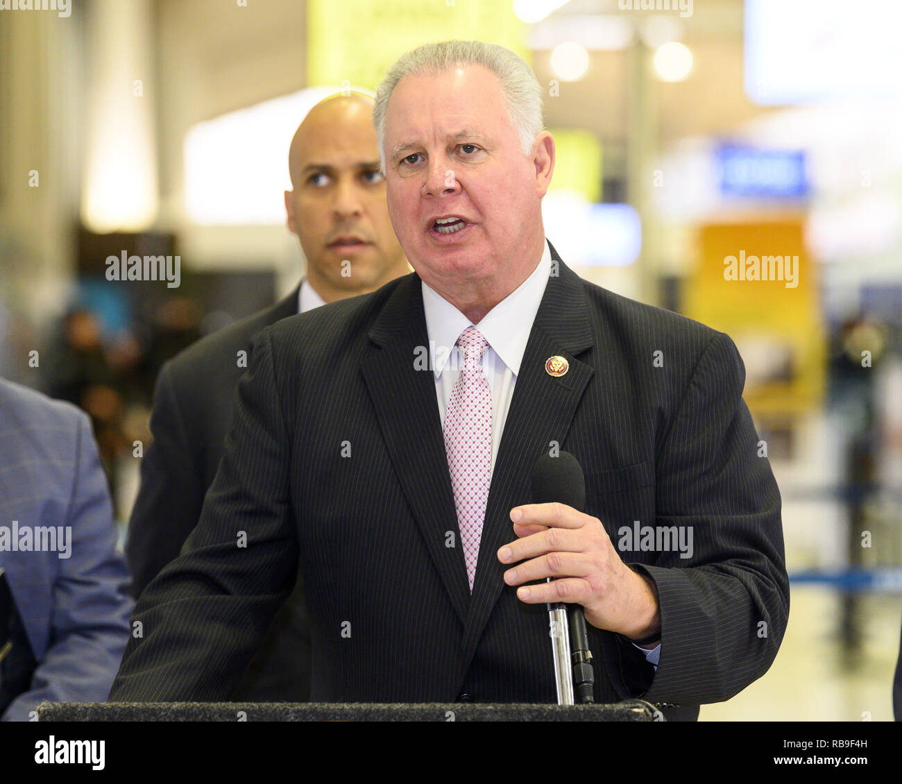 Newark, NJ, USA. 8 janvier, 2019. Représentant des États-Unis ALBIO SIRES (D-NJ) lors d'une conférence de presse à l'Aéroport International Liberty de Newark pour exiger la fin de la fermeture du gouvernement partielle laissant des milliers de travailleuses et travailleurs fédéraux dans la région de New Jersey sans payer et de mettre en évidence les impacts des services perdus sentir dans tout l'état. À l'Aéroport International Liberty de Newark de Newark, New Jersey le 8 janvier 2019. Crédit : Michael Brochstein/ZUMA/Alamy Fil Live News Banque D'Images