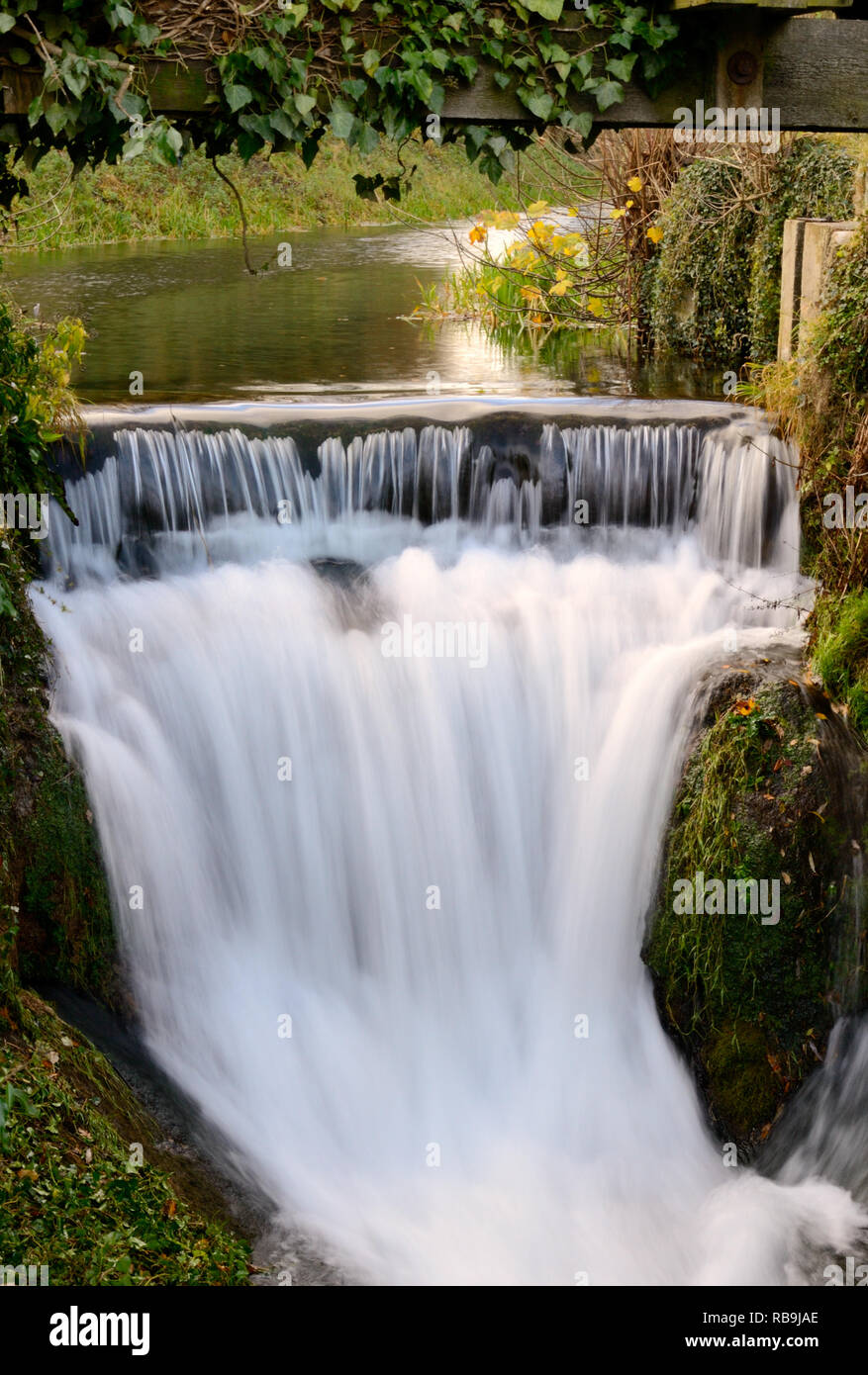 Delicatement De L Eau Coule Sous Les Ponts De Bois A Ruskington Lincolnshire Angleterre Pendant Les Heures Tot Le Matin Photo Stock Alamy