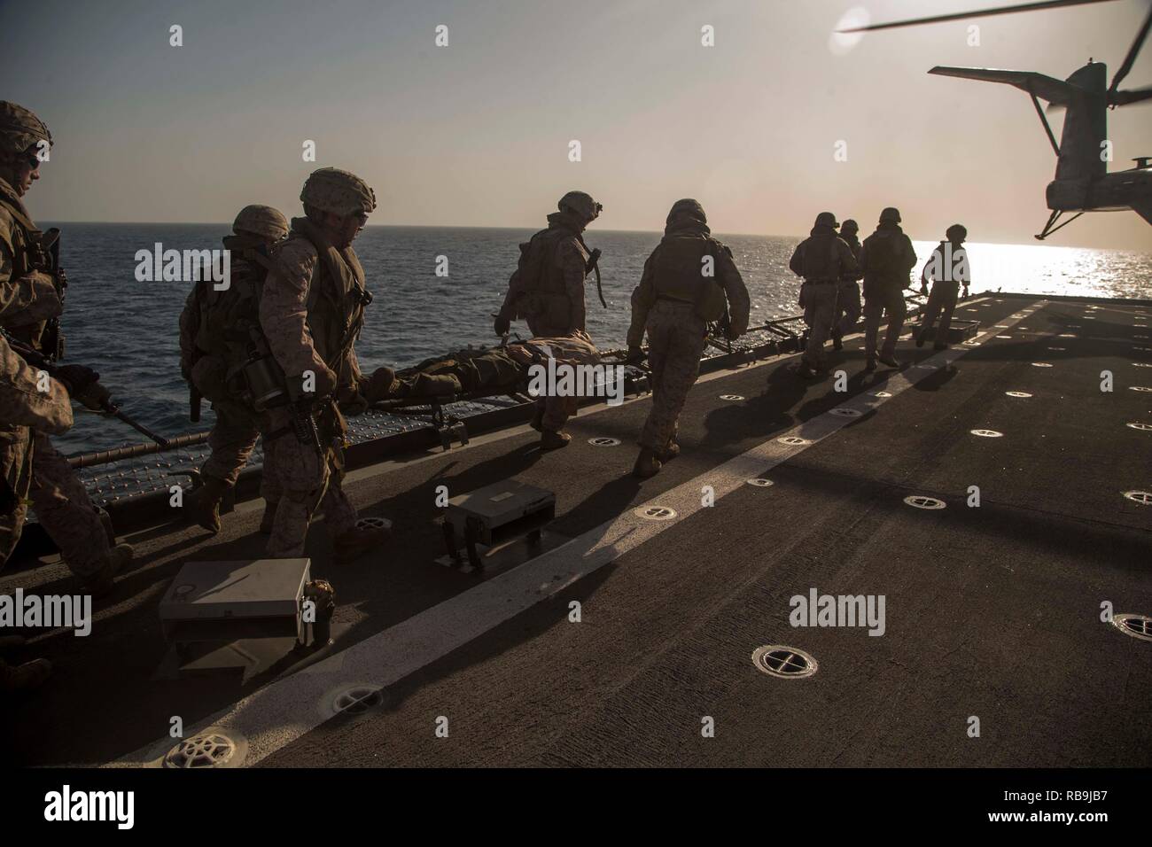 La mer d'OMAN - Marines des États-Unis et les marins à la société Lima, bataillon de l'équipe d'atterrissage 3/1, 13e Marine Expeditionary Unit (MEU), litière transporter une victime simulée d'un CH-53E Super Stallion lors d'une récupération d'aéronefs tactiques de formation du personnel à bord de l'exercice de classe Whidbey Island landing ship dock USS Rushmore (LSD 47), janv. 05, 2019. Le groupe amphibie d'Essex et la 13e MEU sont déployés dans le domaine de la 5e flotte américaine des opérations à l'appui des opérations navales pour assurer la stabilité et la sécurité maritime dans la région Centrale, reliant la Méditerranée et le Pacifique par l'EMTE Banque D'Images