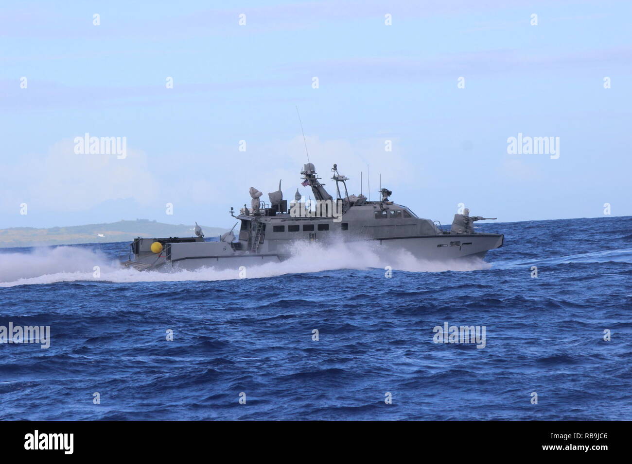 181228-N-ZO699-1057 Santa Rita, Guam (déc. 28, 2018) marins affectés à l'Escadron fluviales côtières 3 Détachement, Guam, effectuer un transit 500 milles nautiques à bord d'un bateau de patrouille Mark VI affectés à des rivières côtières Group (CRG) 1, le détachement de Guam. C'est la plus longue pour le transport en commun le Mark VI bateaux de patrouille ont faits dans le Pacifique. CRG 1 Détachement, Guam, est attribué au commandant, Force opérationnelle 75, la task force expéditionnaire principale responsable de la planification et l'exécution des opérations fluviales côtières, des explosifs et munitions, d'ingénierie et de construction, plongée sous-marine et construction i Banque D'Images