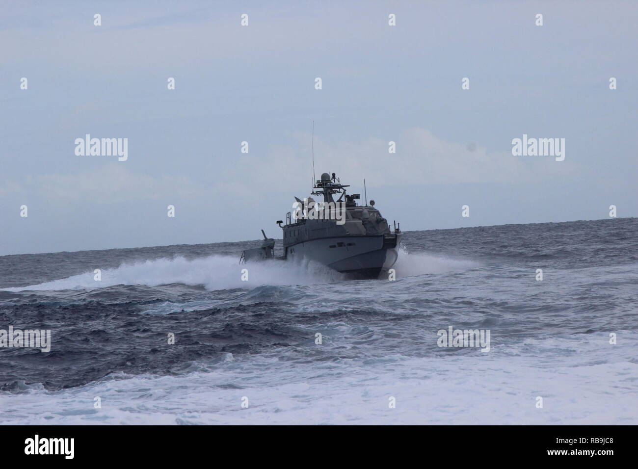 181228-N-ZO699-1074 Santa Rita, Guam (déc. 28, 2018) marins affectés à l'Escadron fluviales côtières 3 Détachement, Guam, effectuer un transit 500 milles nautiques à bord d'un bateau de patrouille Mark VI affectés à des rivières côtières Group (CRG) 1, le détachement de Guam. C'est la plus longue pour le transport en commun le Mark VI bateaux de patrouille ont faits dans le Pacifique. CRG 1 Détachement, Guam, est attribué au commandant, Force opérationnelle 75, la task force expéditionnaire principale responsable de la planification et l'exécution des opérations fluviales côtières, des explosifs et munitions, d'ingénierie et de construction, plongée sous-marine et construction i Banque D'Images