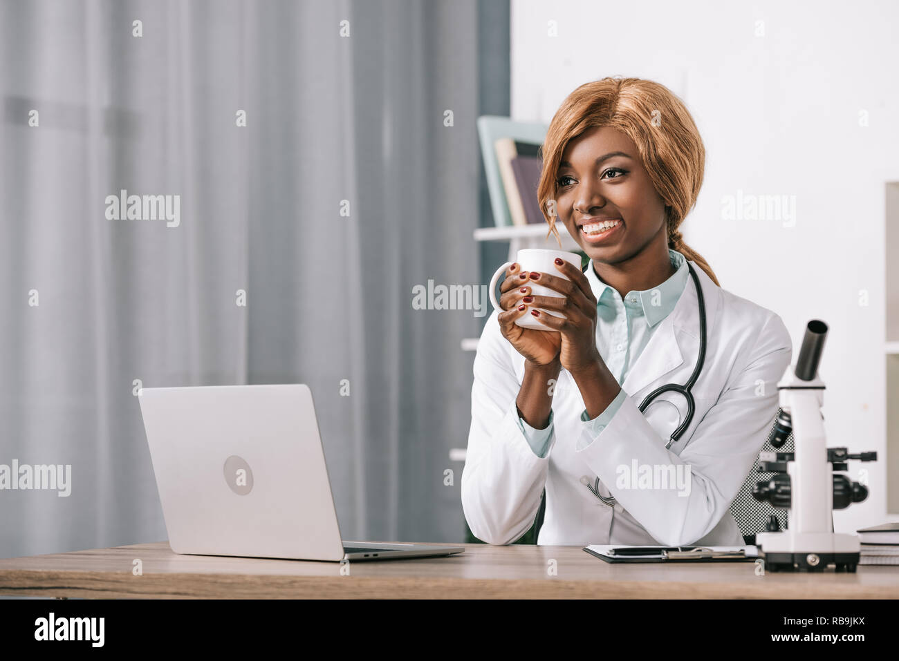 Belle african american scientist holding cup avec boisson Banque D'Images