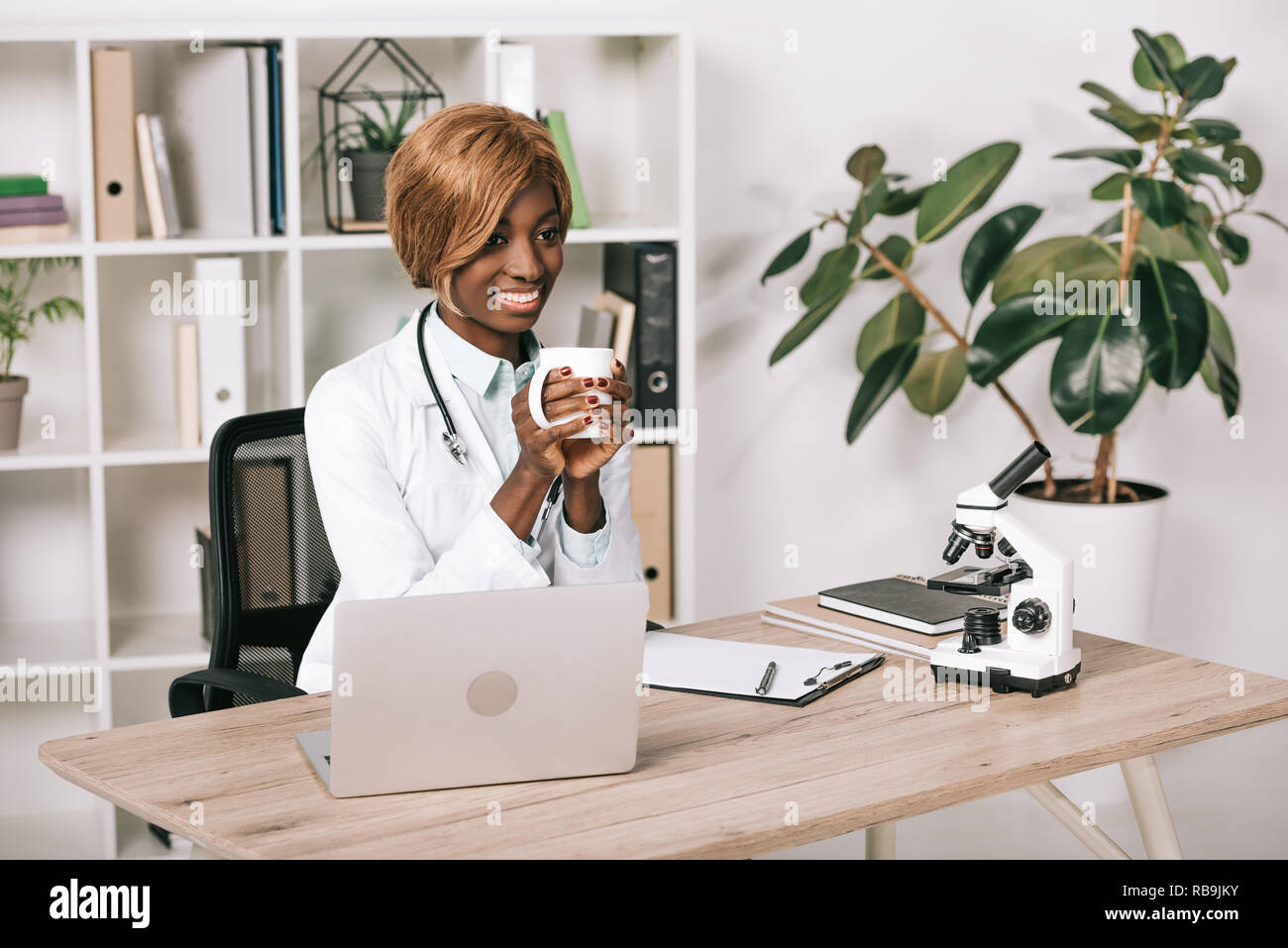 African American Scientist holding attrayant avec boisson tasse Banque D'Images