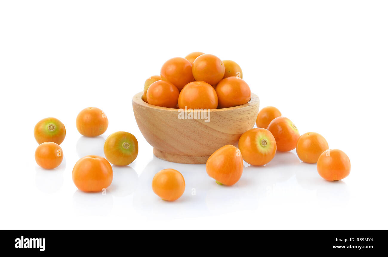 Physalis (Physalis) dans des tasses en bois isolé sur fond blanc. Banque D'Images