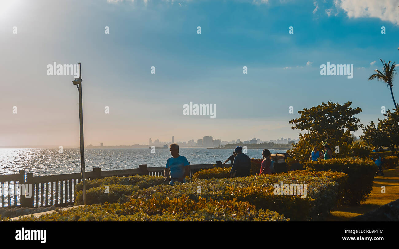 06-01-2019 Saint-Domingue, République dominicaine. Sur la mer des Caraïbes de Santo Domingo que golden coucher du soleil tropical paysage, Teal orange Banque D'Images