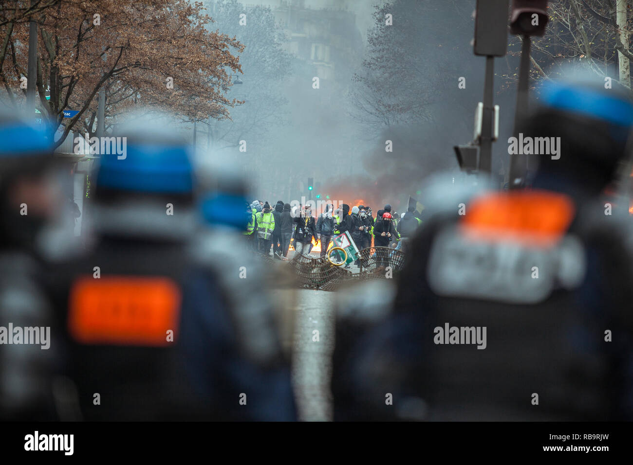 Jaune (gilets jaunes) Manifestations à Paris appelant à réduire les taxes sur le carburant, la réintroduction de l'impôt de solidarité sur la fortune, une augmentation du salaire minimum, et Emmanuel Macron de démissionner en tant que président de la France, 8 décembre 2018. Banque D'Images