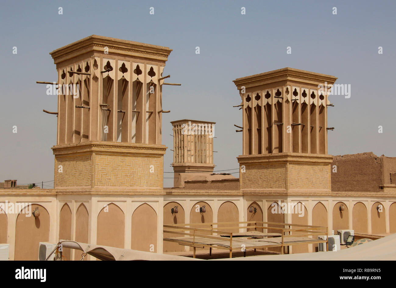 Tours à vent est un élément architectural perse traditionnelle pour créer une ventilation naturelle dans les bâtiments, la vieille ville de Yazd, Iran. Banque D'Images