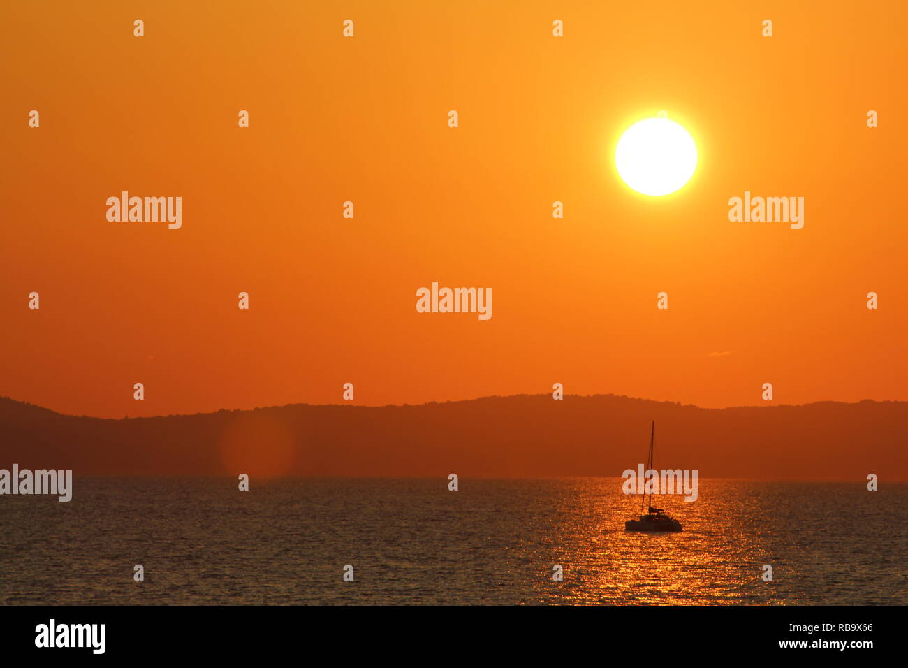 Incroyable Coucher du Soleil entre Split et de Brac en Croatie. Soleil se couche dans la mer Adriatique, sur un voilier, très belle vue. Banque D'Images
