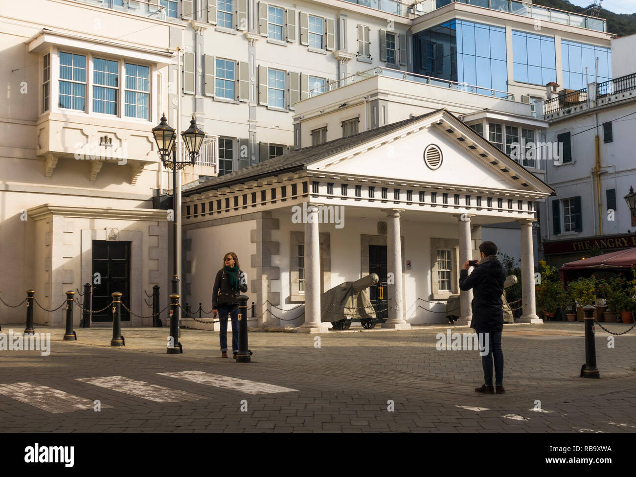 Le rocher de Gibraltar. Deux jeunes touristes en face de la Guérite au couvent de la rue principale, territoire britannique d'outre-mer, France, Gibraltar, Royaume-Uni. Banque D'Images